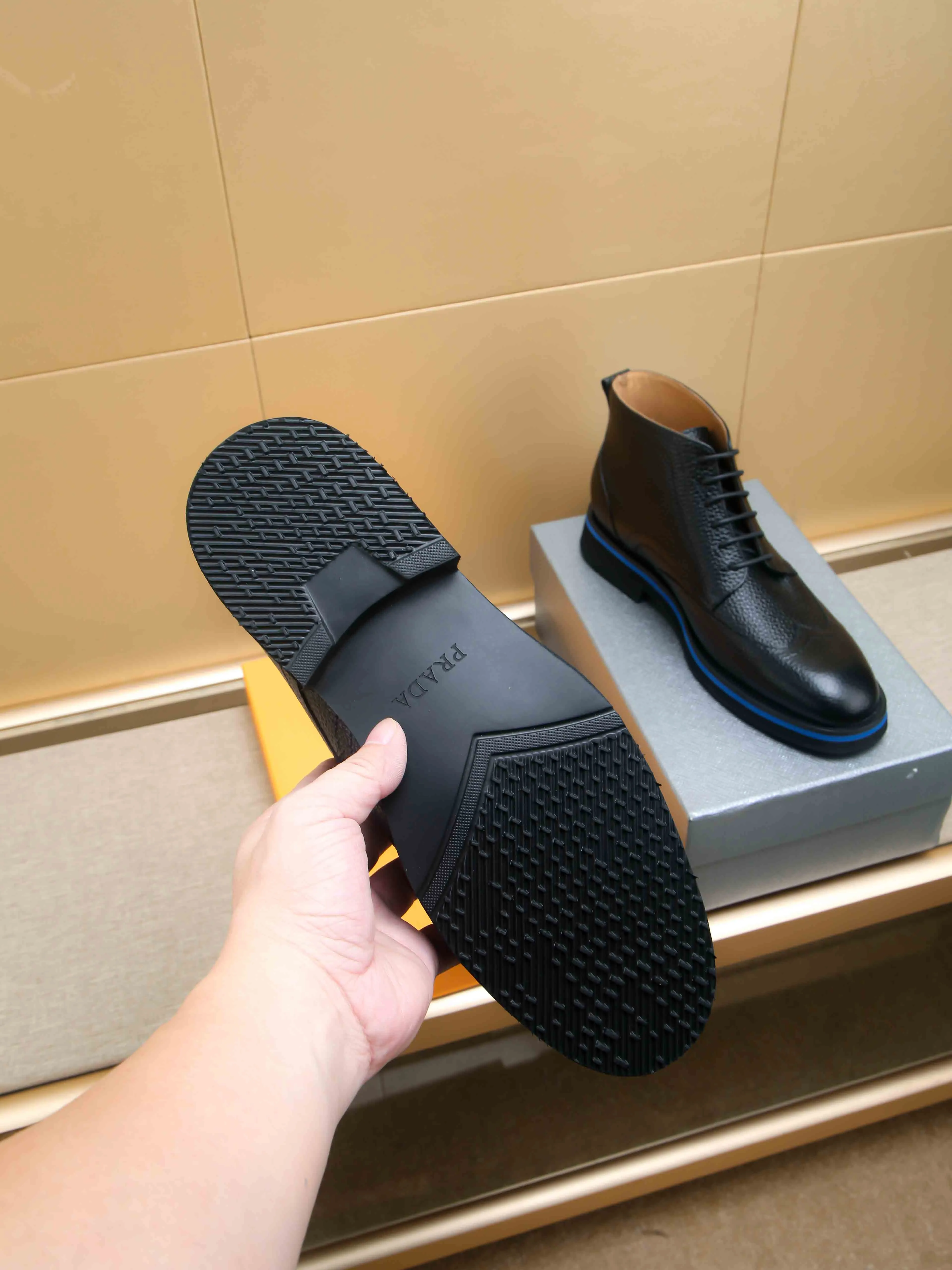 Men's shoes 💰620 💰 PRADA*——◾ Prada~Thick-soled men's shoes, original single-level perfect boutique, brogue style men's formal casual leather shoes, luxurious materials, imported cowhide, with water-dyed cowhide lining, 4.5cm increased PU foam lightweight outsole, perfectly restore the original classic, purchase the original 1:1 accurate replica, welcome all comparisons 🆚, the design is full of modernity, versatile and fashionable urban men! Size: 39-44 (38.45.46.47 customized)